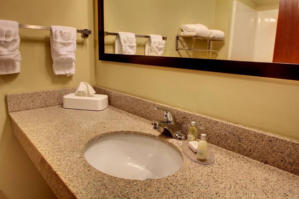 Cobblestone Inn & Suites - Harvey 47/50