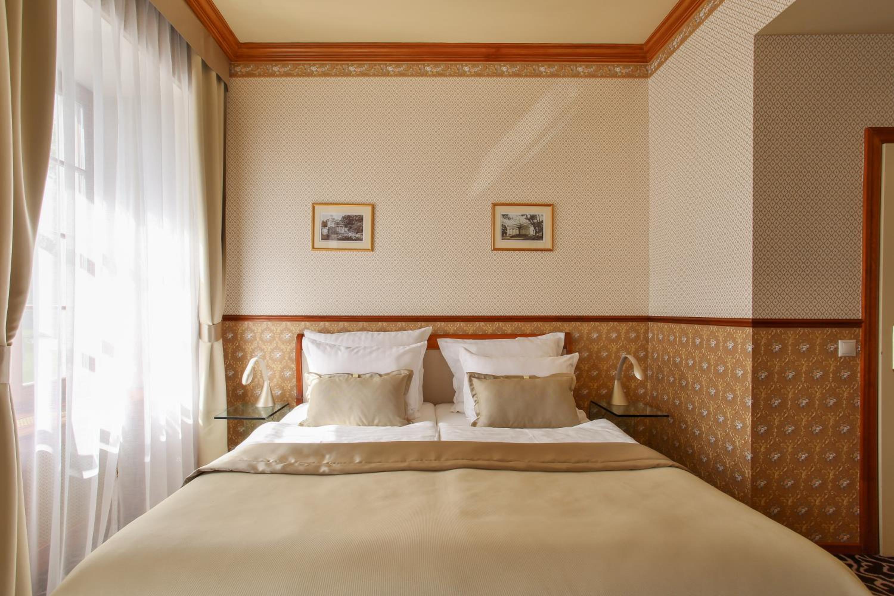 STANDARD, DOUBLE OR TWIN BED