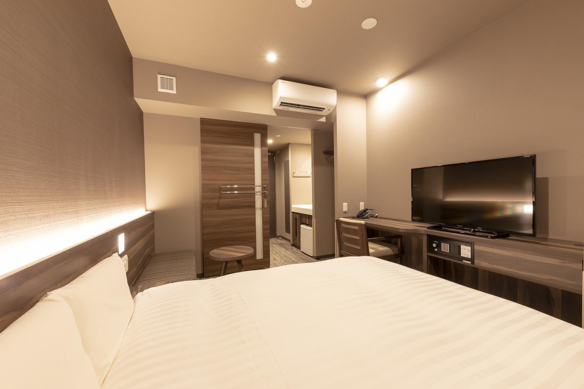 ROOM, QUEEN BED