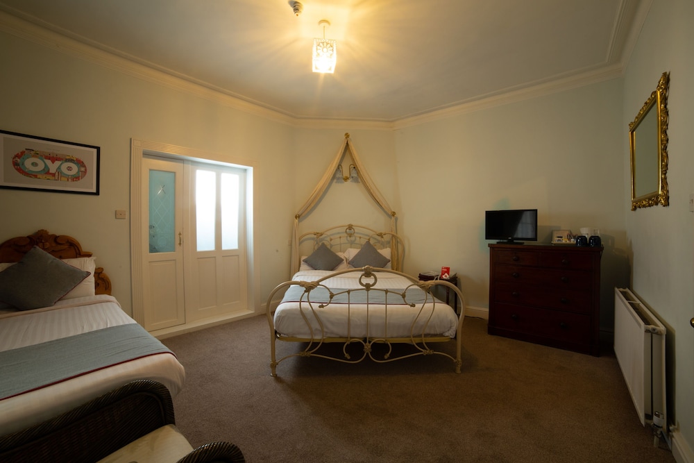 FINES BAYLIWICK HOTEL 18/28