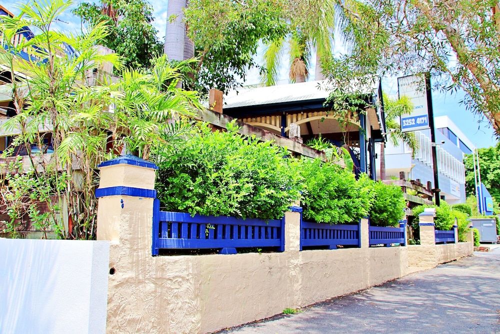BRISBANE MANOR HOTEL 58/60