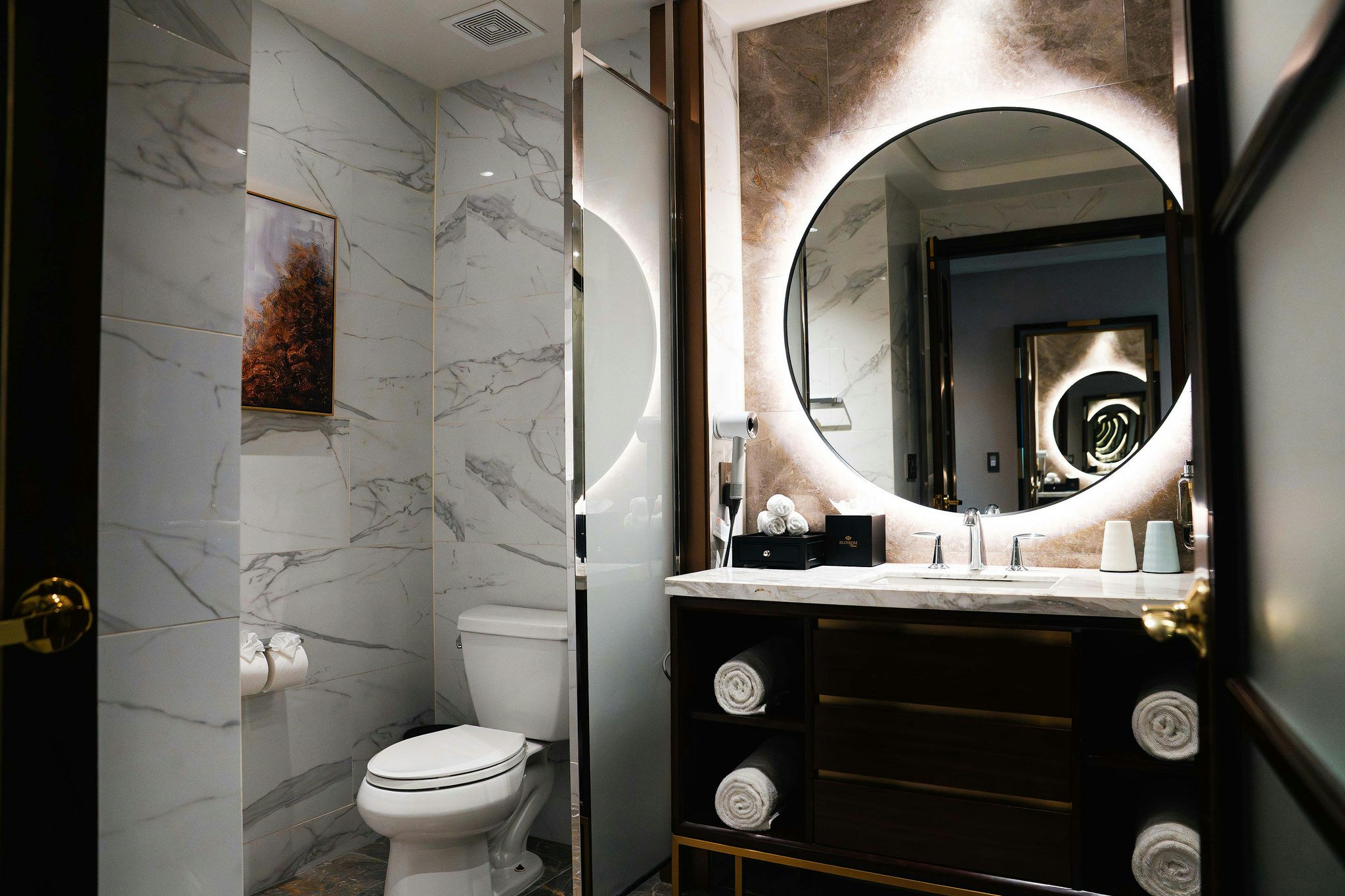 Blossom Hotel Houston, Curio Collection by Hilton 34/36