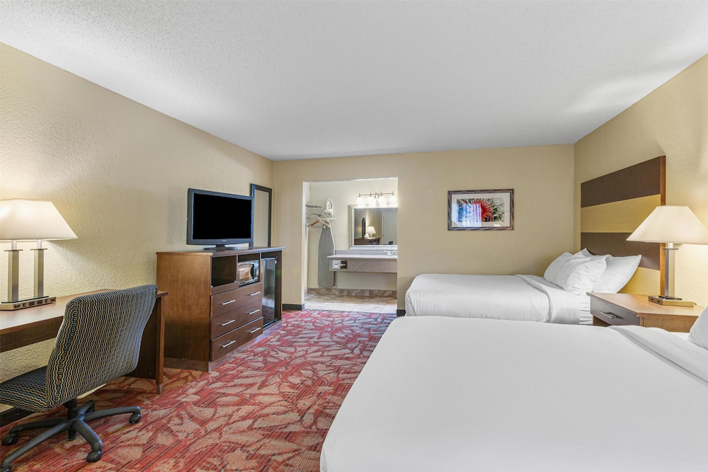غرفة قياسية كبيرة بسريرين كوين بإطلالة على الفناء، Best Western Pine Springs Inn 5/10