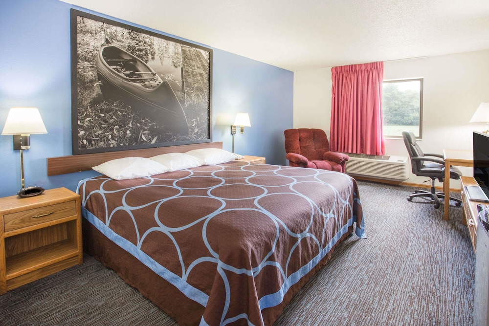 Super 8 by Wyndham Monmouth IL 6/18