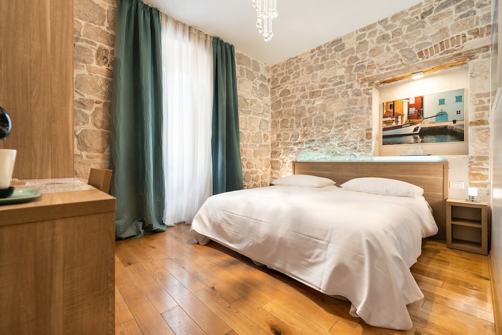 Tifani Luxury Rooms 26/50