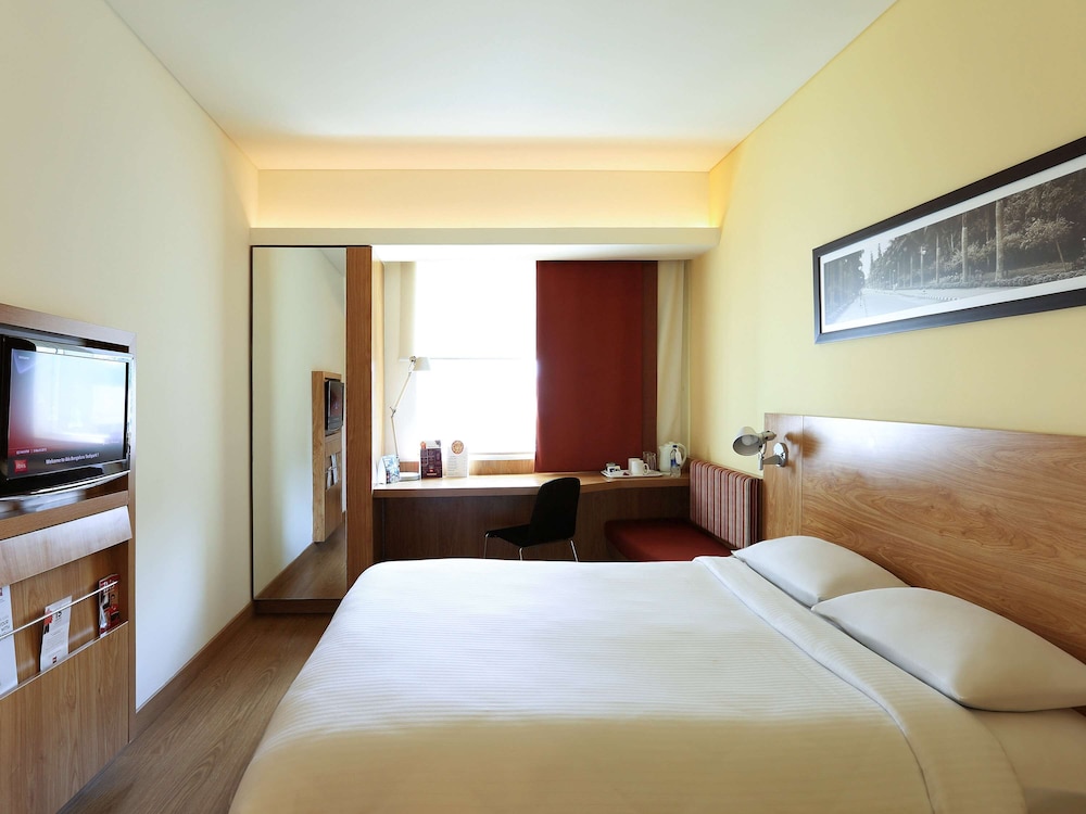 STANDARD, QUEEN BED