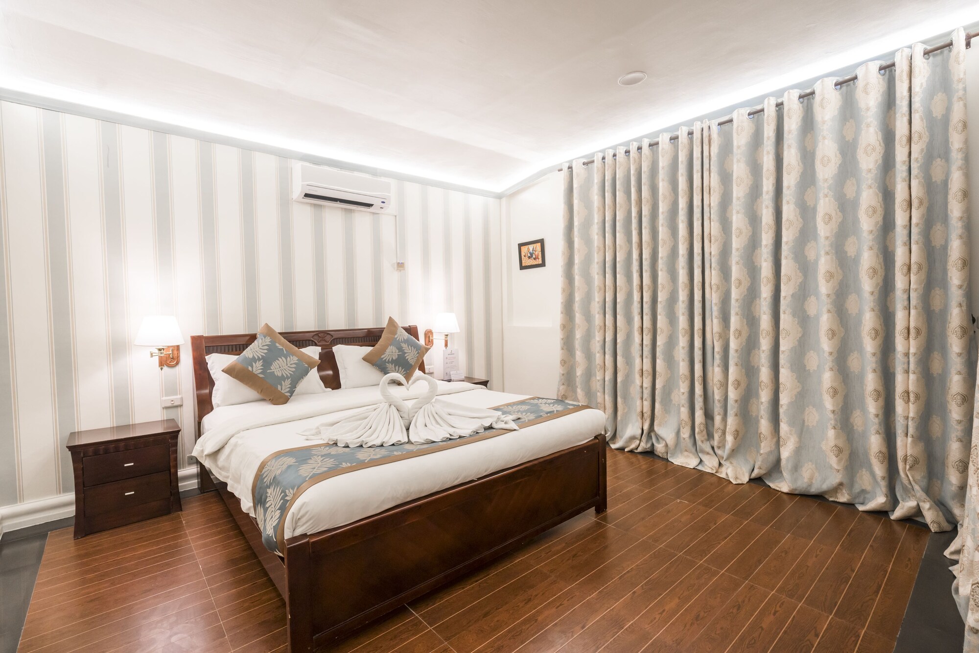 EXECUTIVE, SUITE