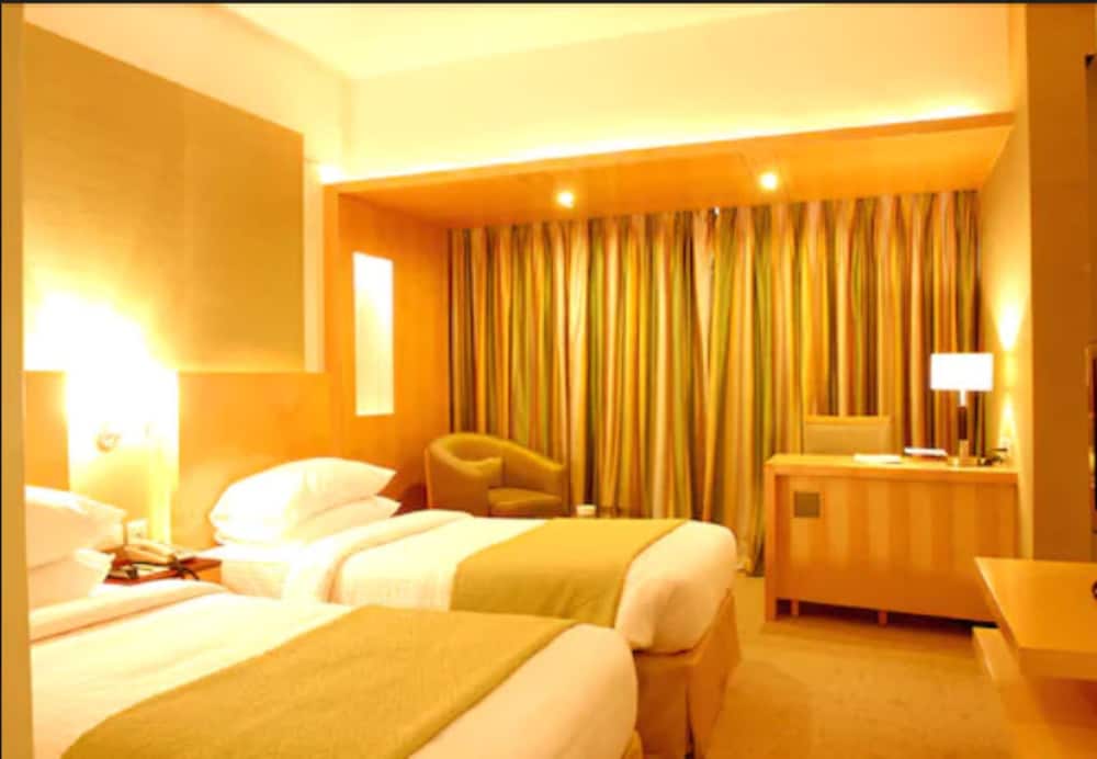 The Peninsula Grand 34/68