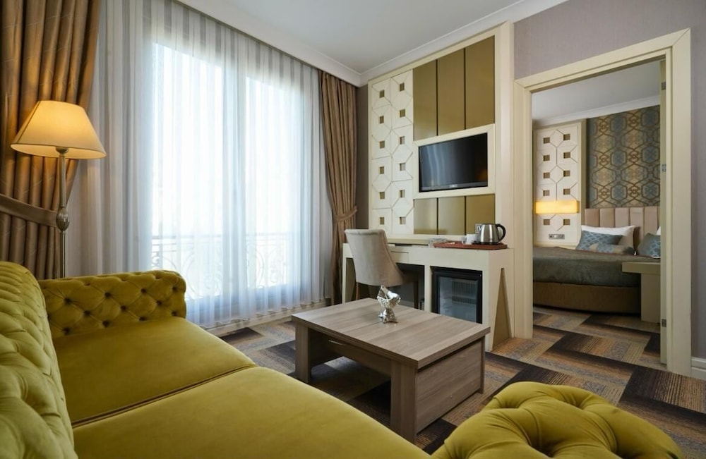 The Grand Mira Hotel 30/50
