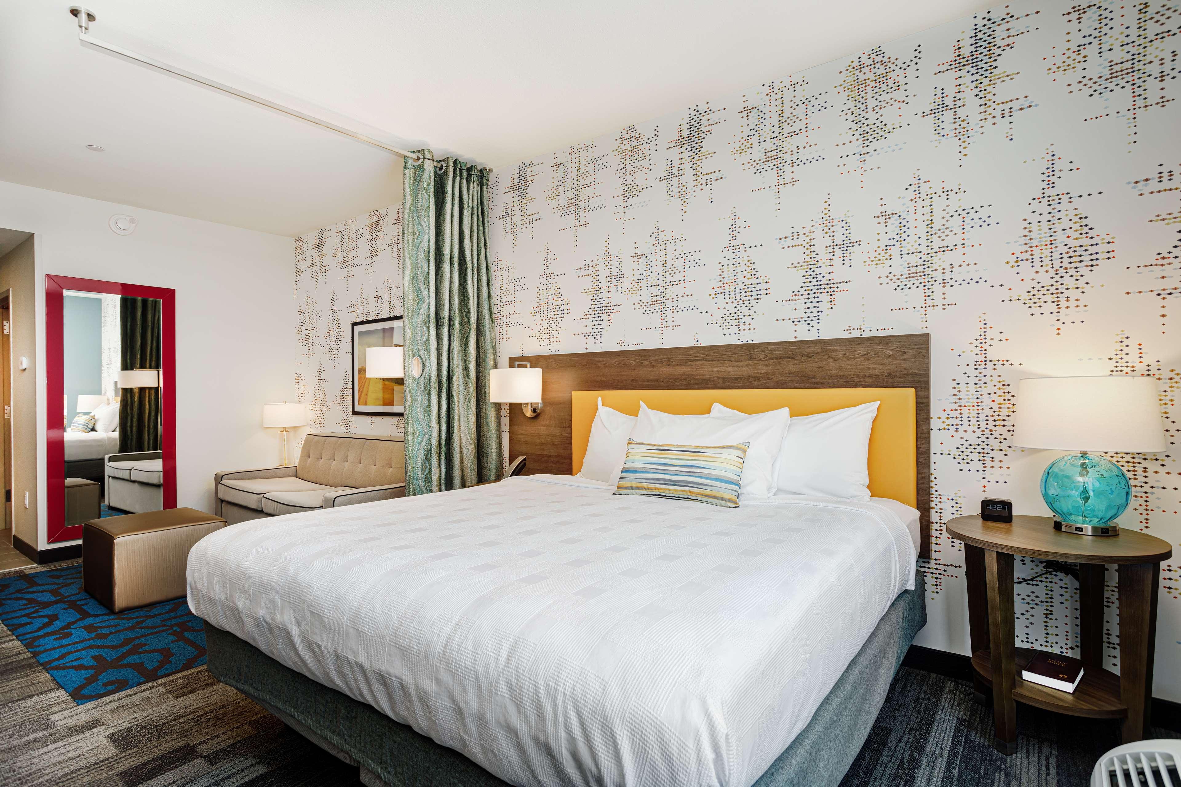 Studio, King Bed, Accessible