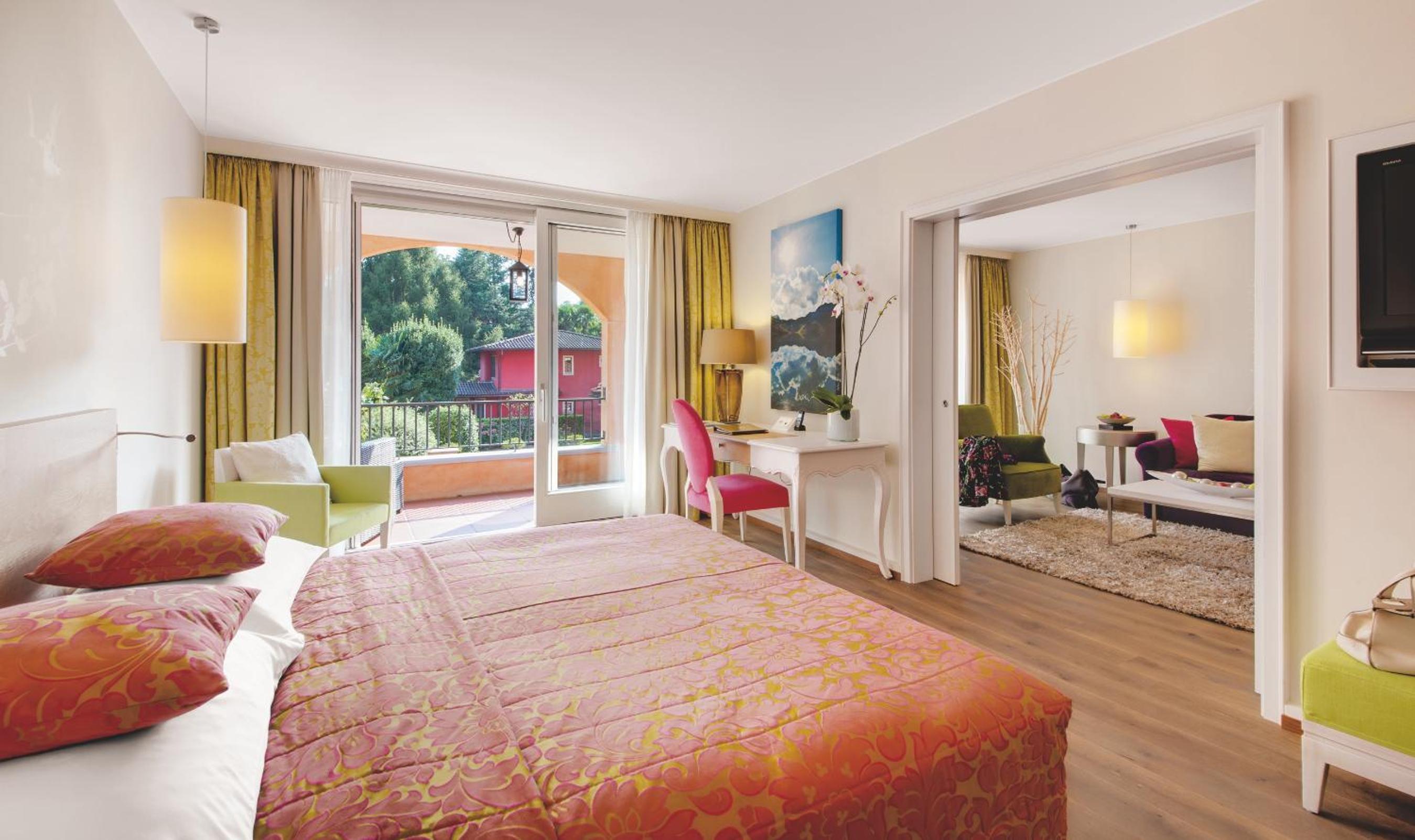 Suite, Queen Bed, Sofa, South Wing