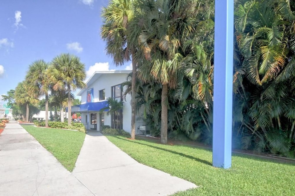Motel6 Fort Lauderdale, FL 32/44