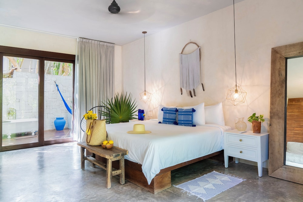 Suite, 1 King and 1 Single Beds, Beach Side, Ground Floor