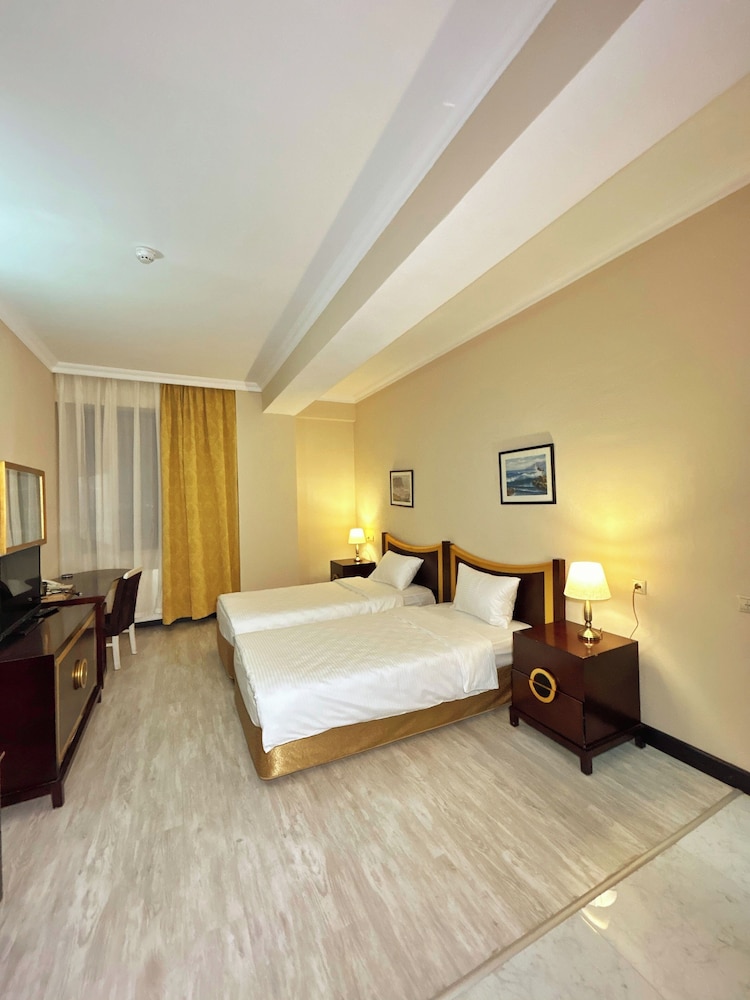 The Crown Hotel 12/50