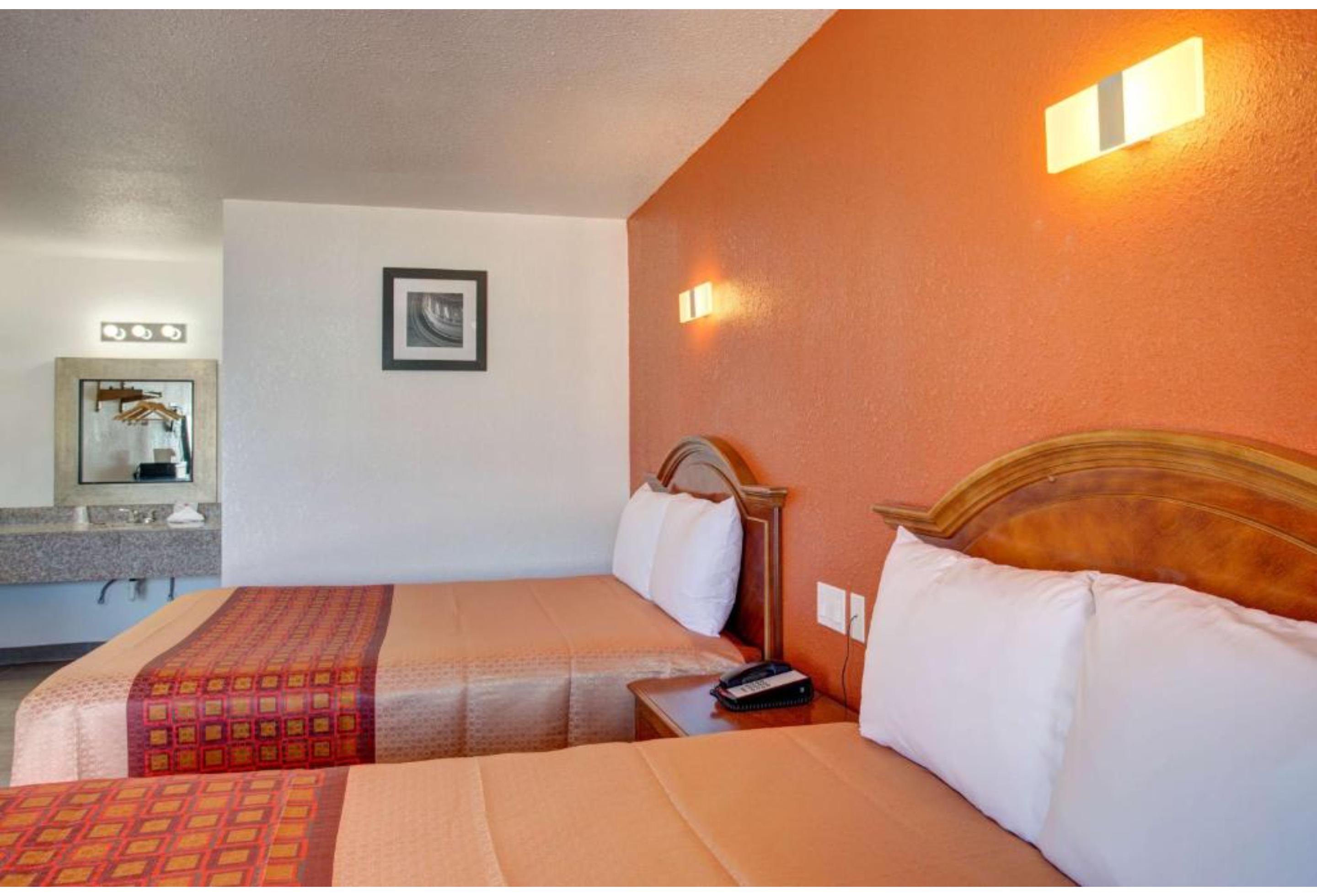 2 Queen Beds - Non-Smoking, Micfridge