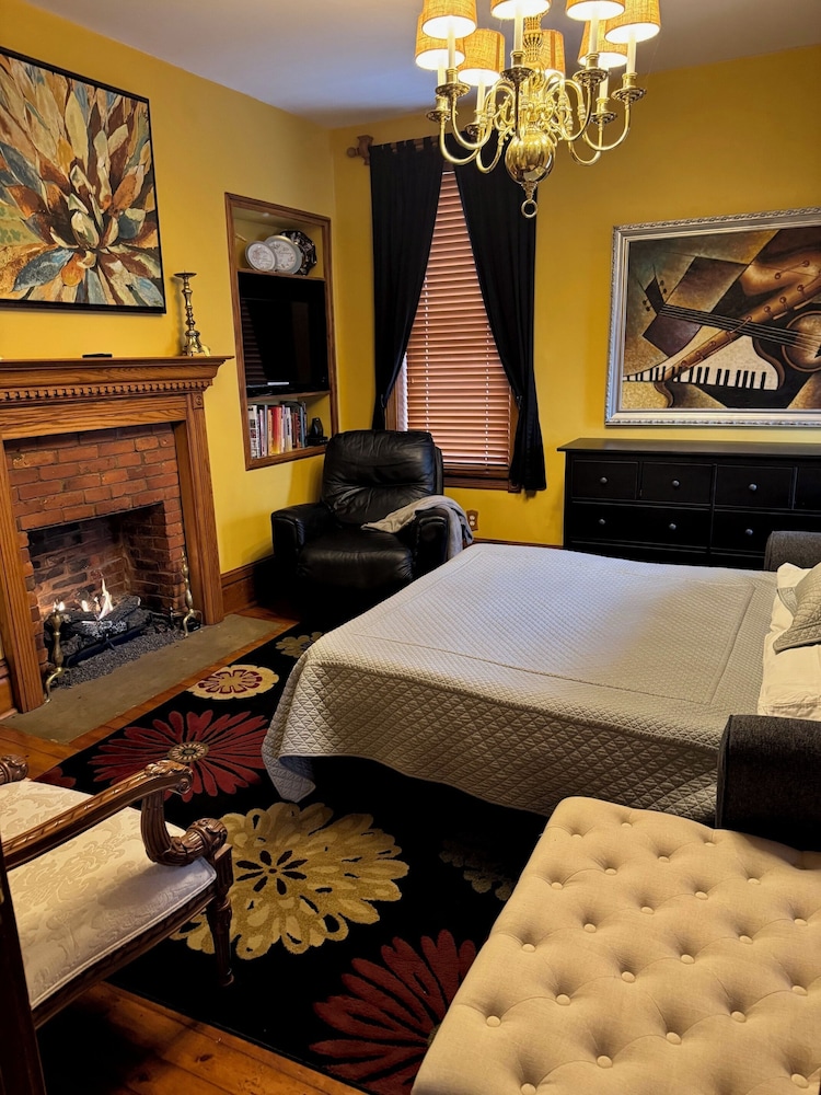 South Broadway Manor Bed and Breakfast 61/72