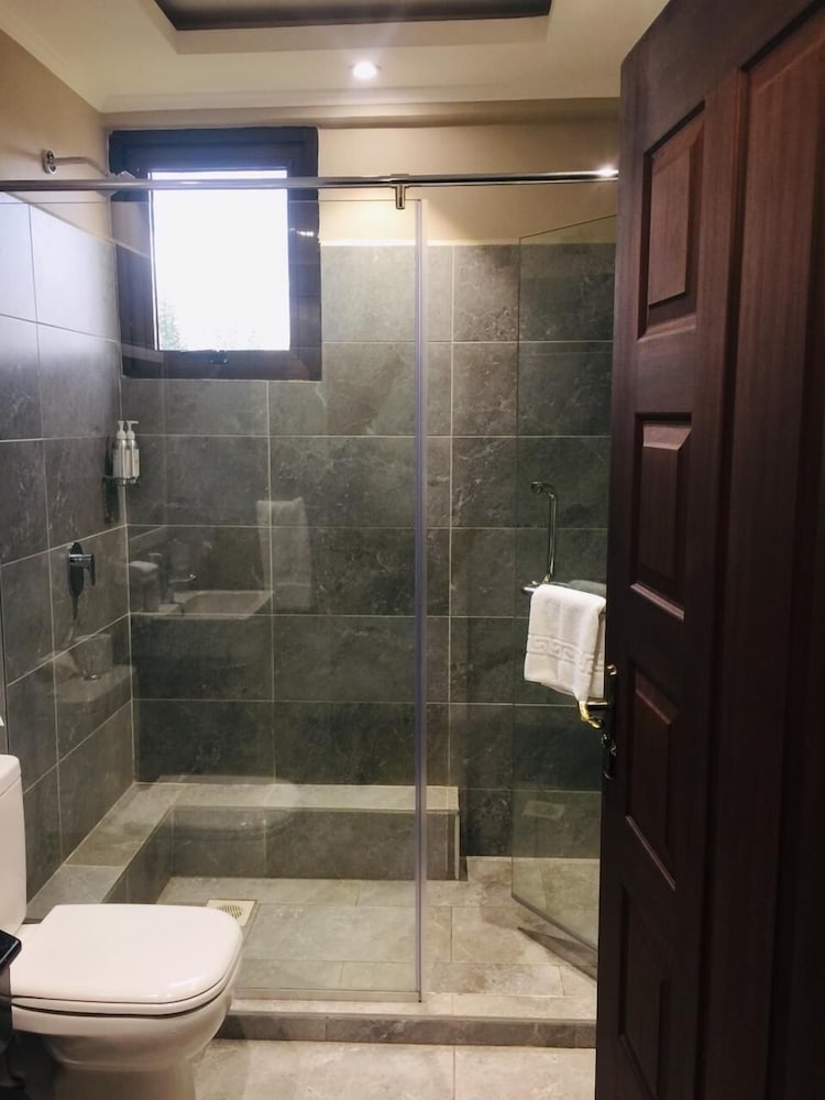 Fair Acres Boutique Hotel 69/71