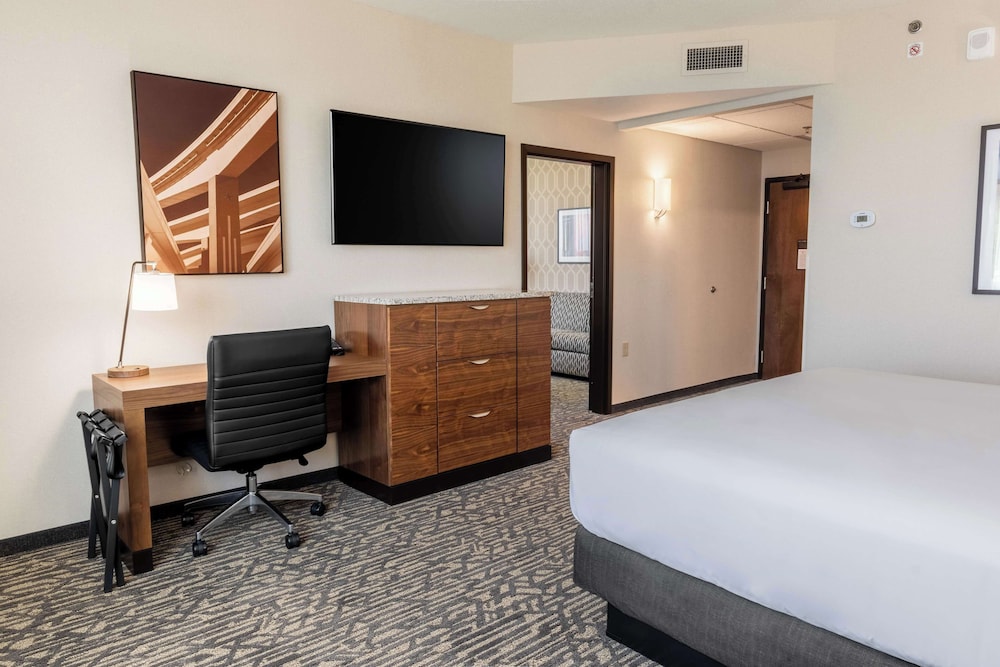 Drury Plaza Hotel Dallas Arlington 15/50