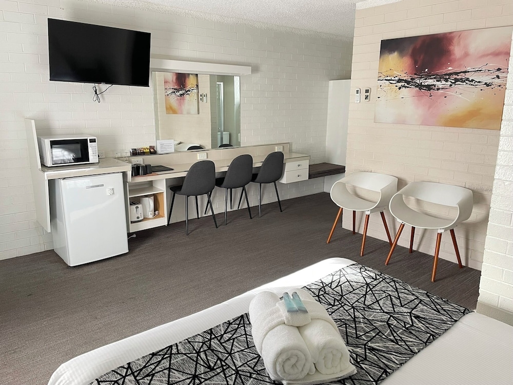 Coastal Bay Motel 58/66
