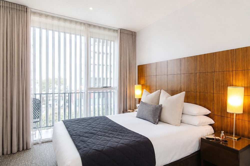 2 Bedrooms, Adjoining, Apartment, Queen and Twin Beds