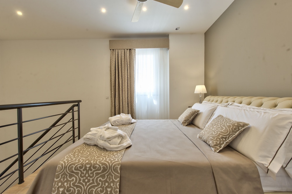 DUPLEX, SUITE, GARDEN VIEW