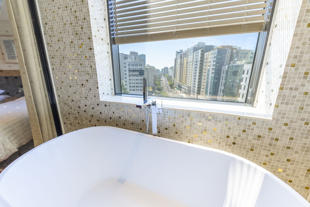 Shin Shin Hotel Jeju Airport (ex Hotel Kenny Story Premium Jeju Yeondong) 60/61