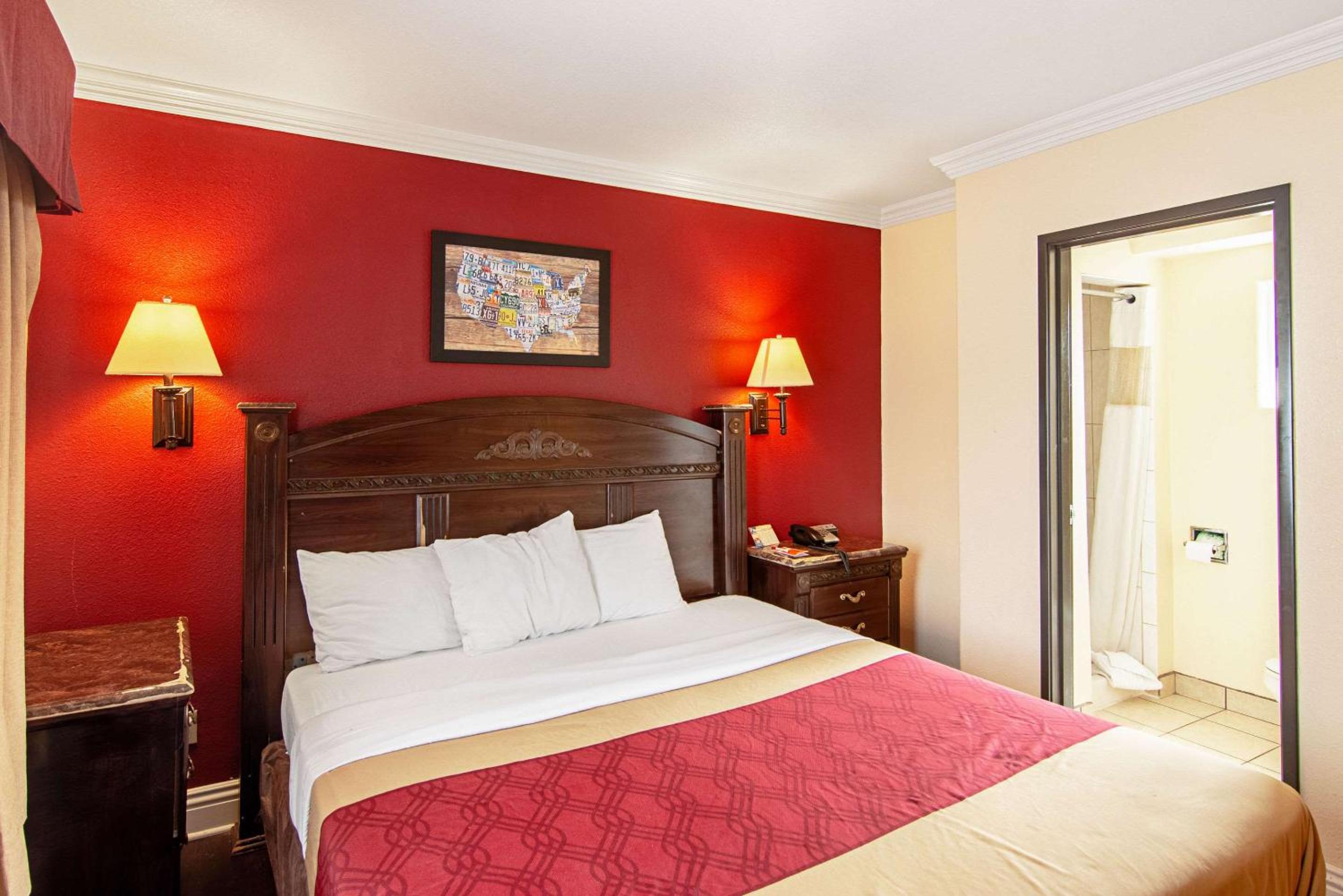 ROOM, KING BED