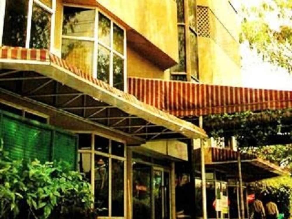 Nirulas Hotel 3/50