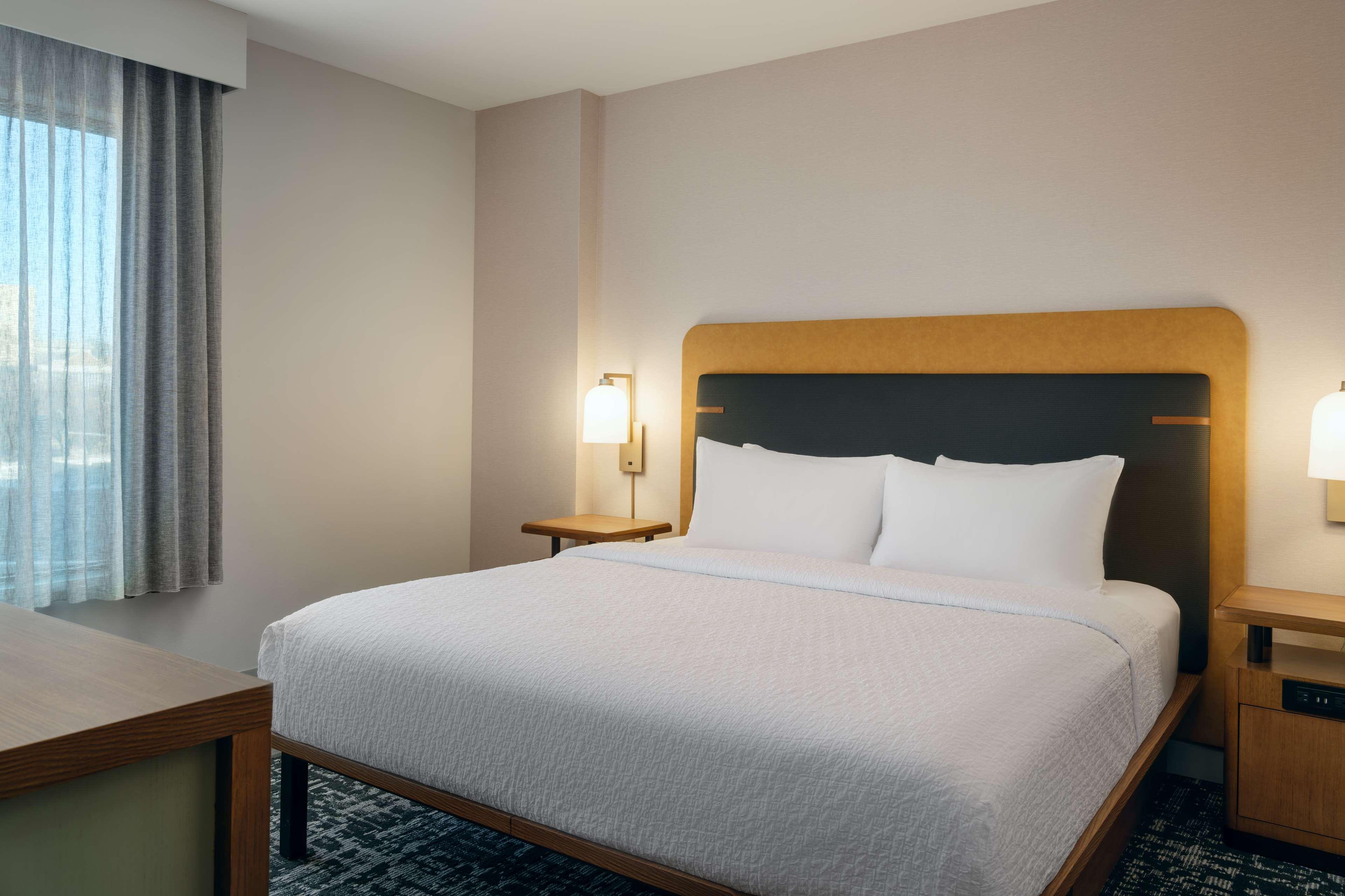 1 BEDROOM, SUITE, KING BED