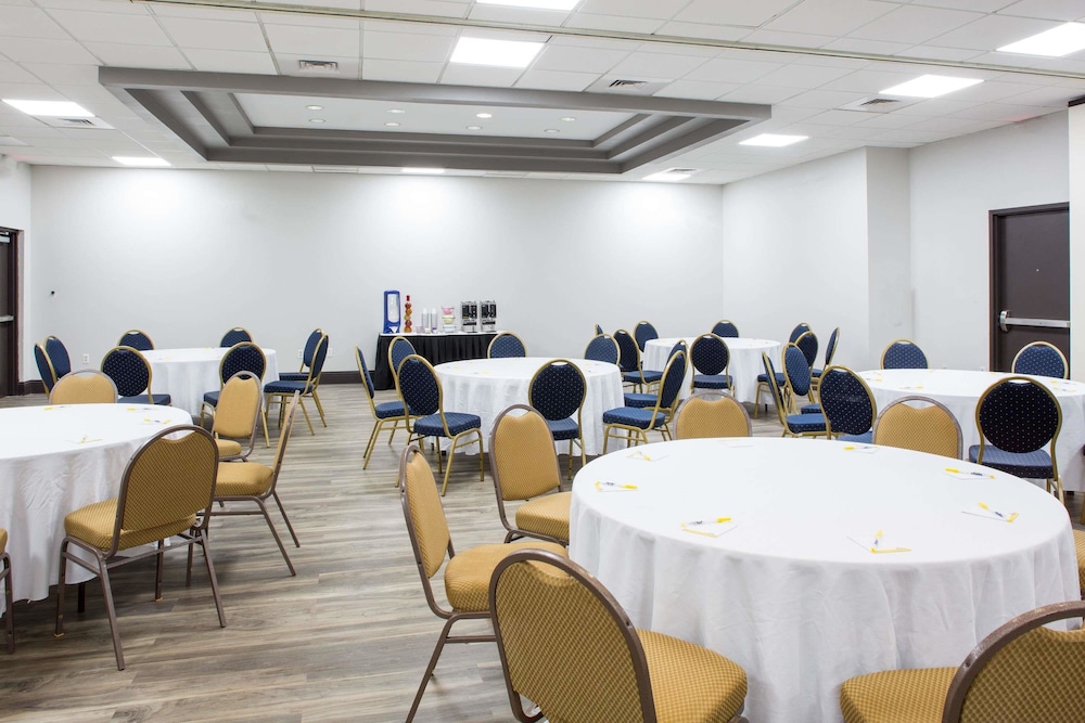 Days Inn & Suites by Wyndham Orlando Airport 21/28