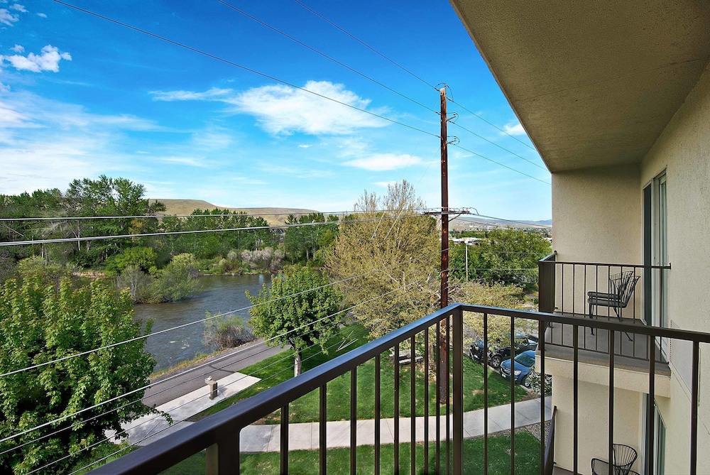 Oxford Suites Yakima 21/45
