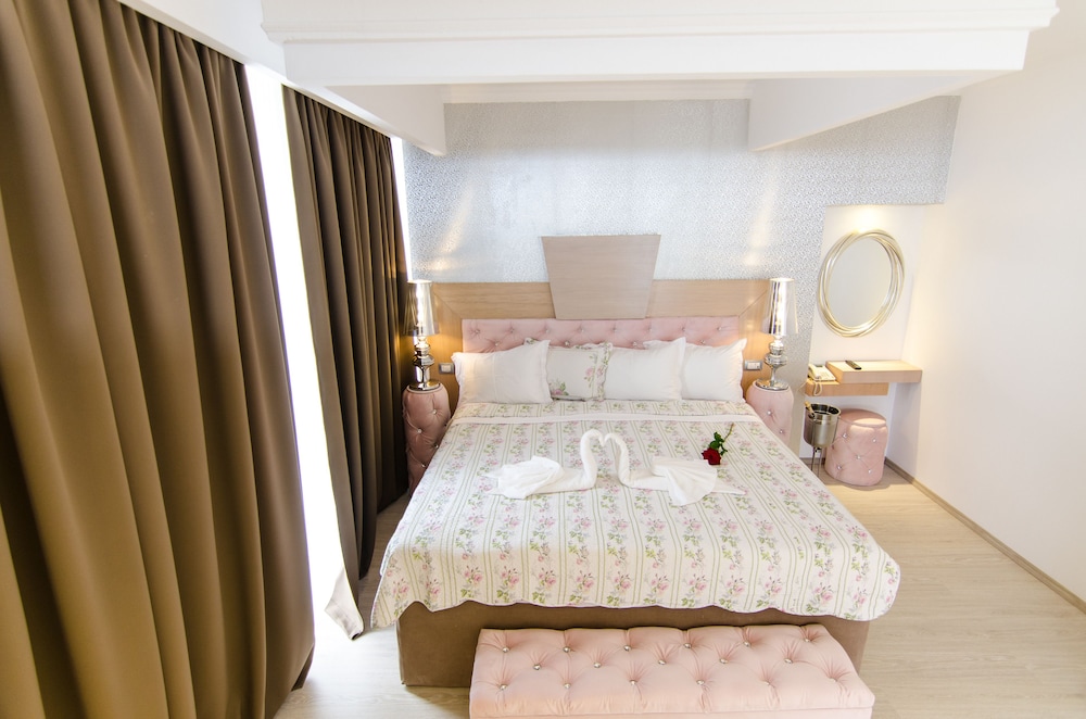 Phoenicia Luxury 12/55