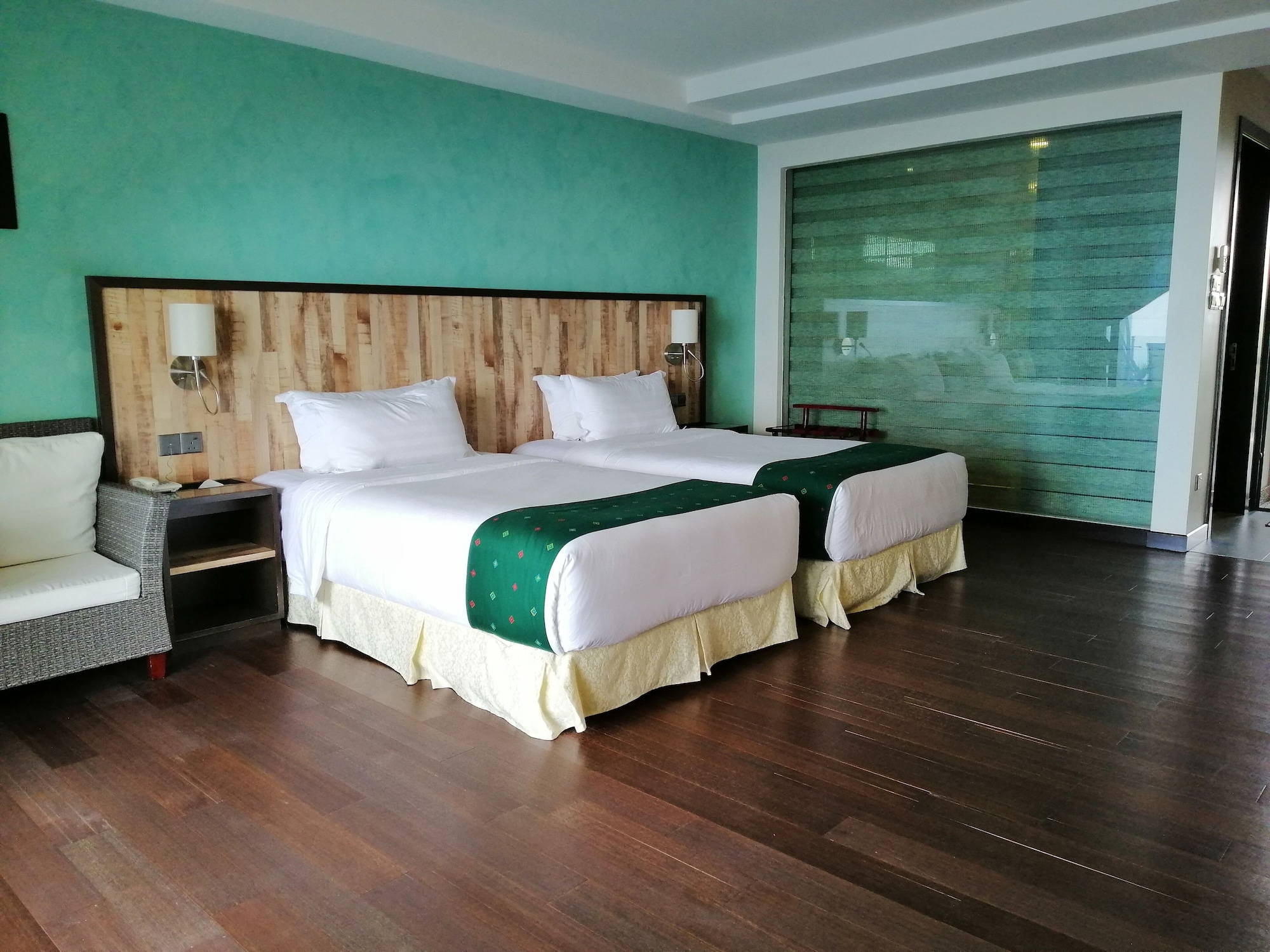 EXCLUSIVE, TWIN BEDS