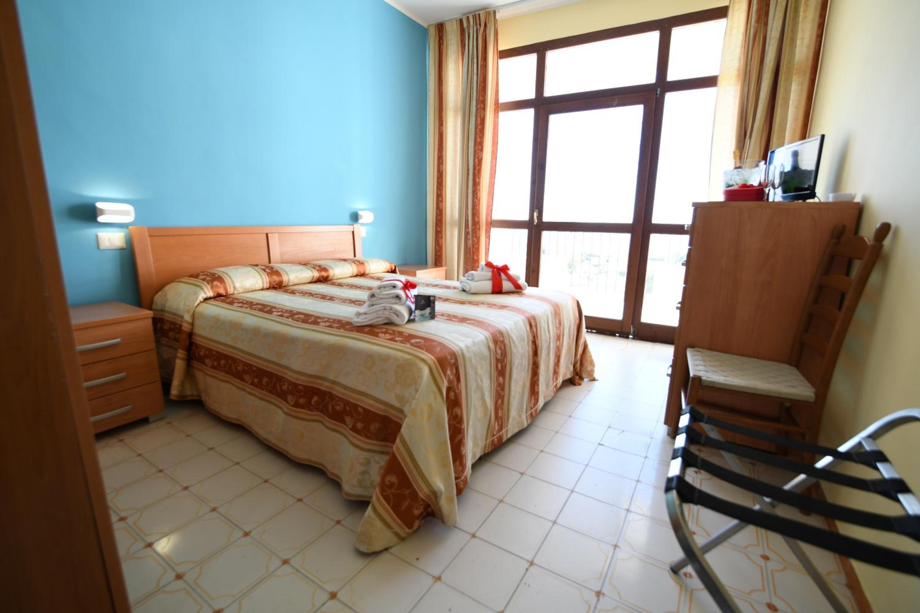 Room, Double or Twin Bed, Side Sea View