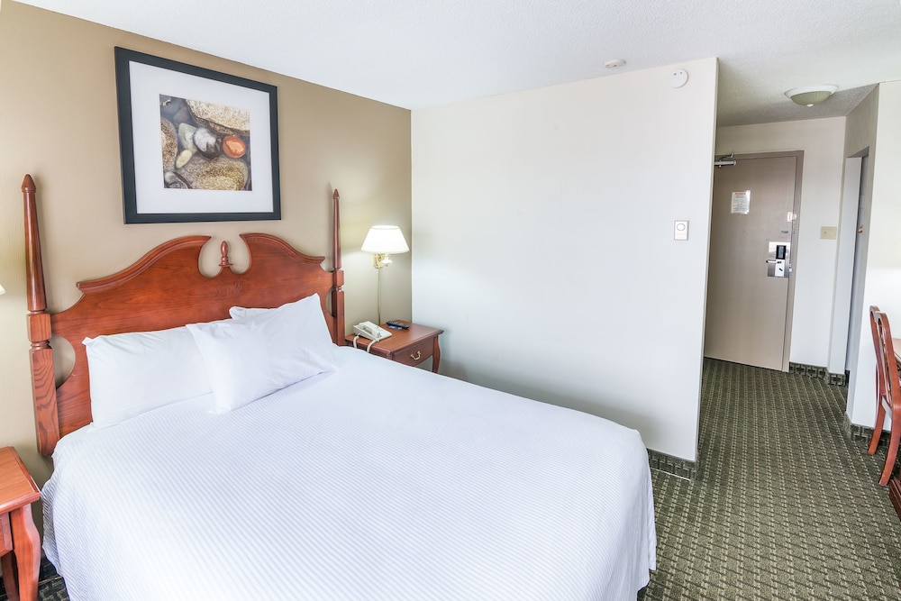 Ramada by Wyndham Thunder Bay Airlane Hotel 10/50