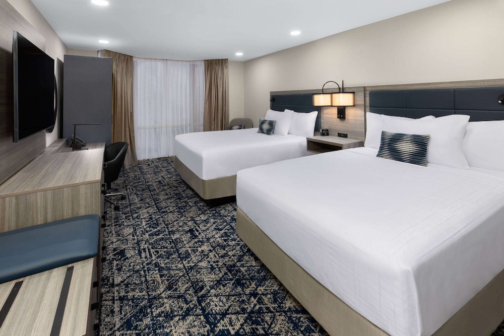 BASIC, 2 QUEEN BEDS