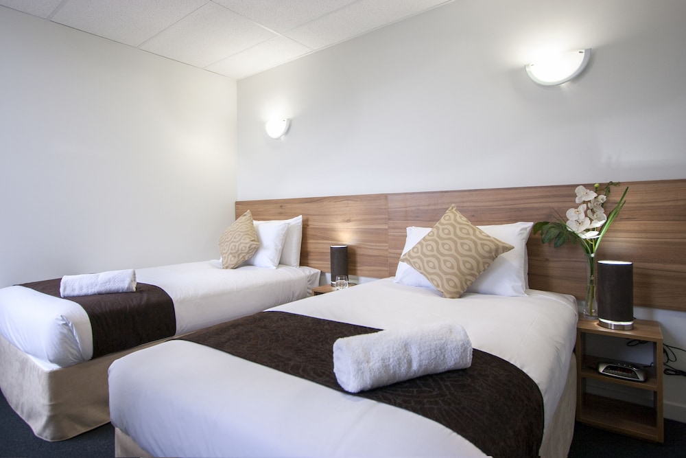 ROOM, TWIN BEDS