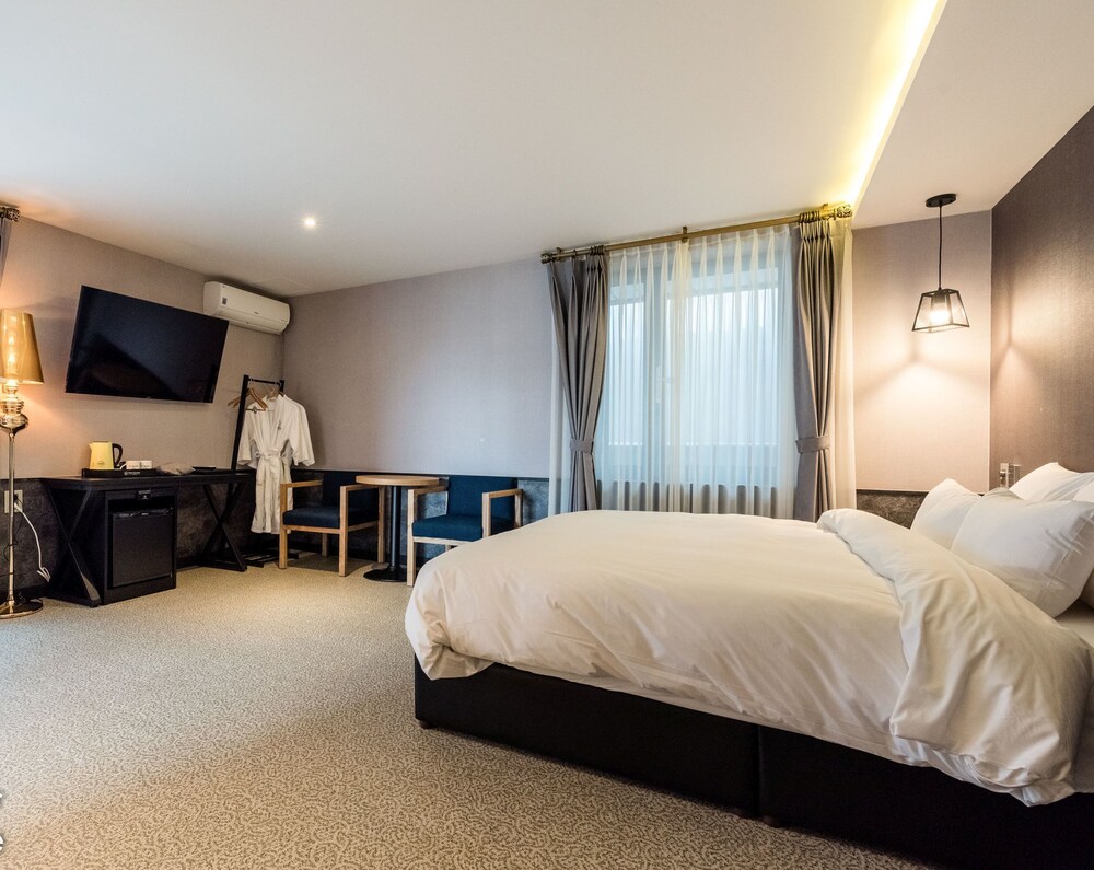 ROYAL, SUITE