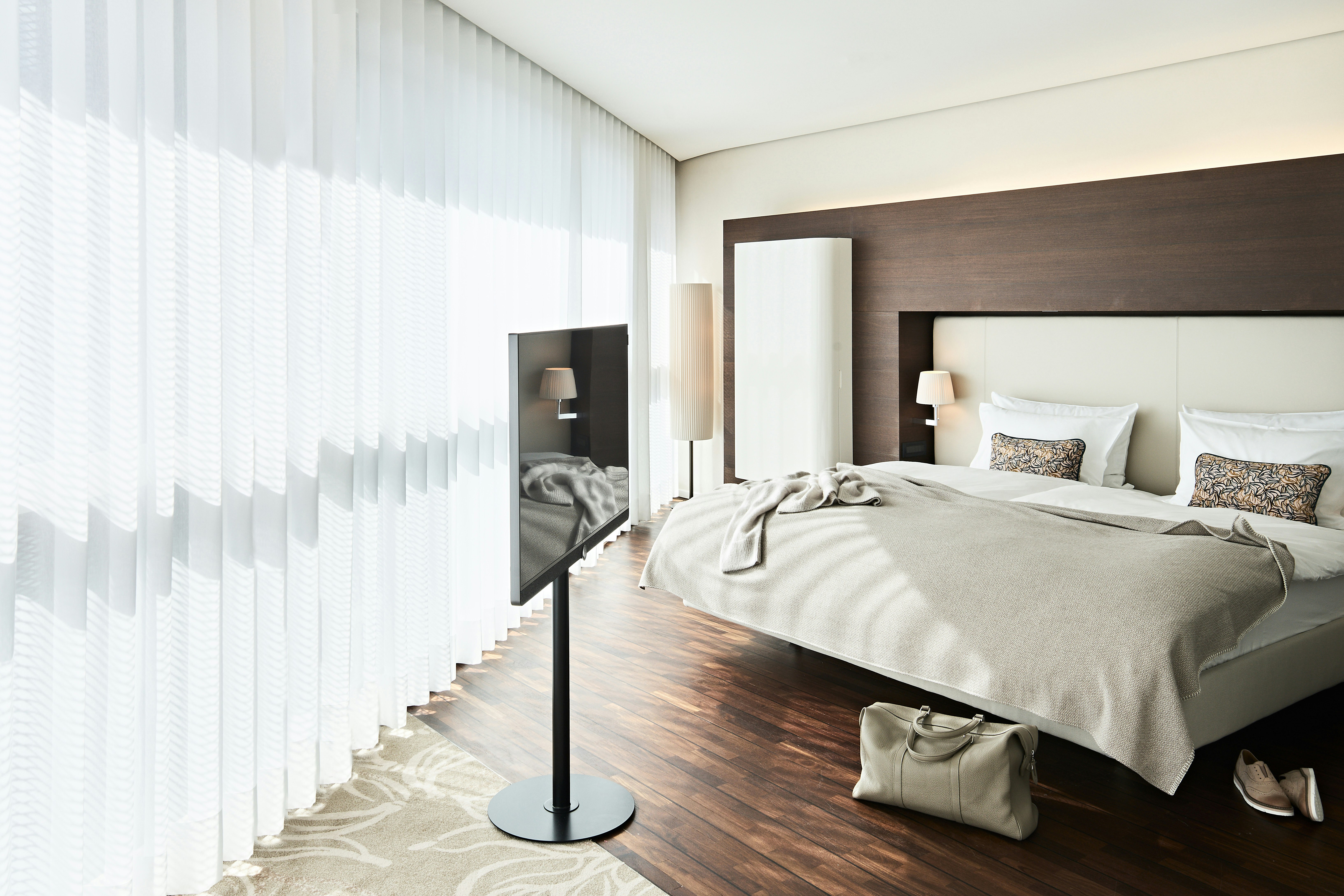 Side Hotel 10/57
