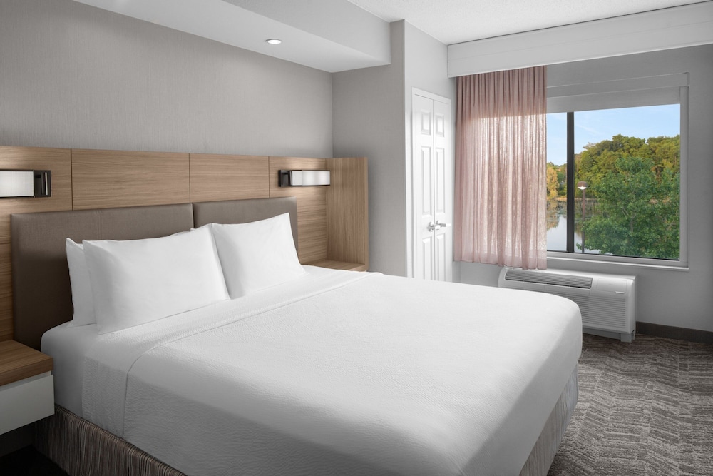 SUITE, KING BED, ACCESSIBLE