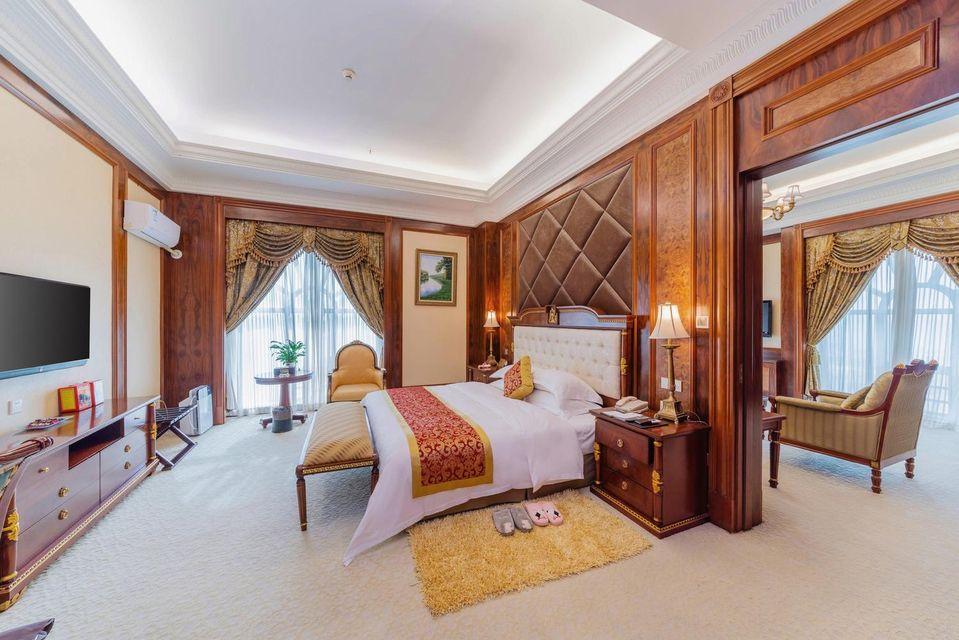 Prime Minister, Suite