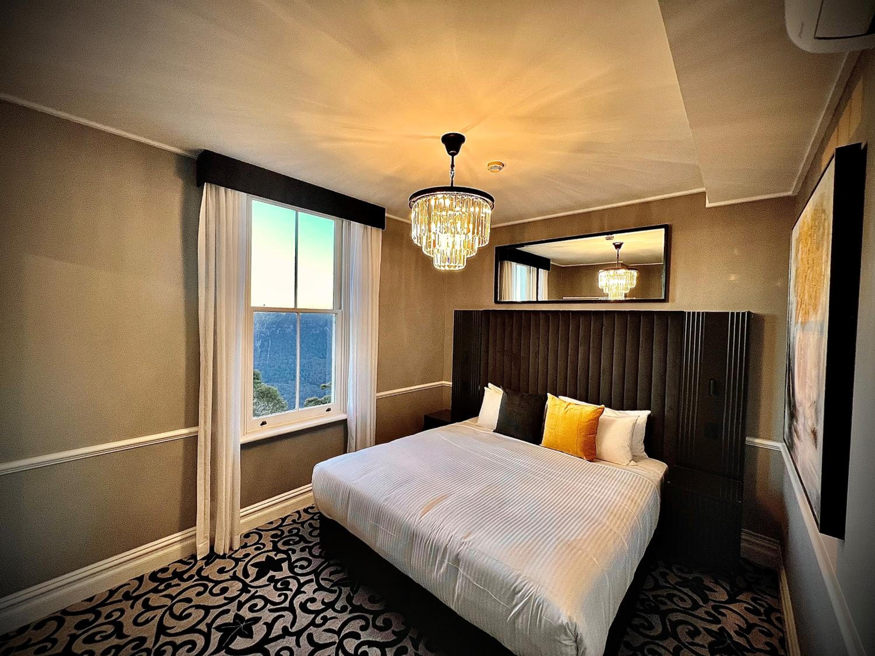 Deluxe, Valley View