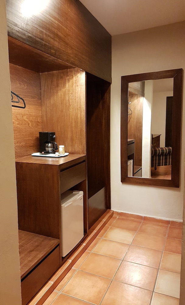 Hotel Holly 8/50