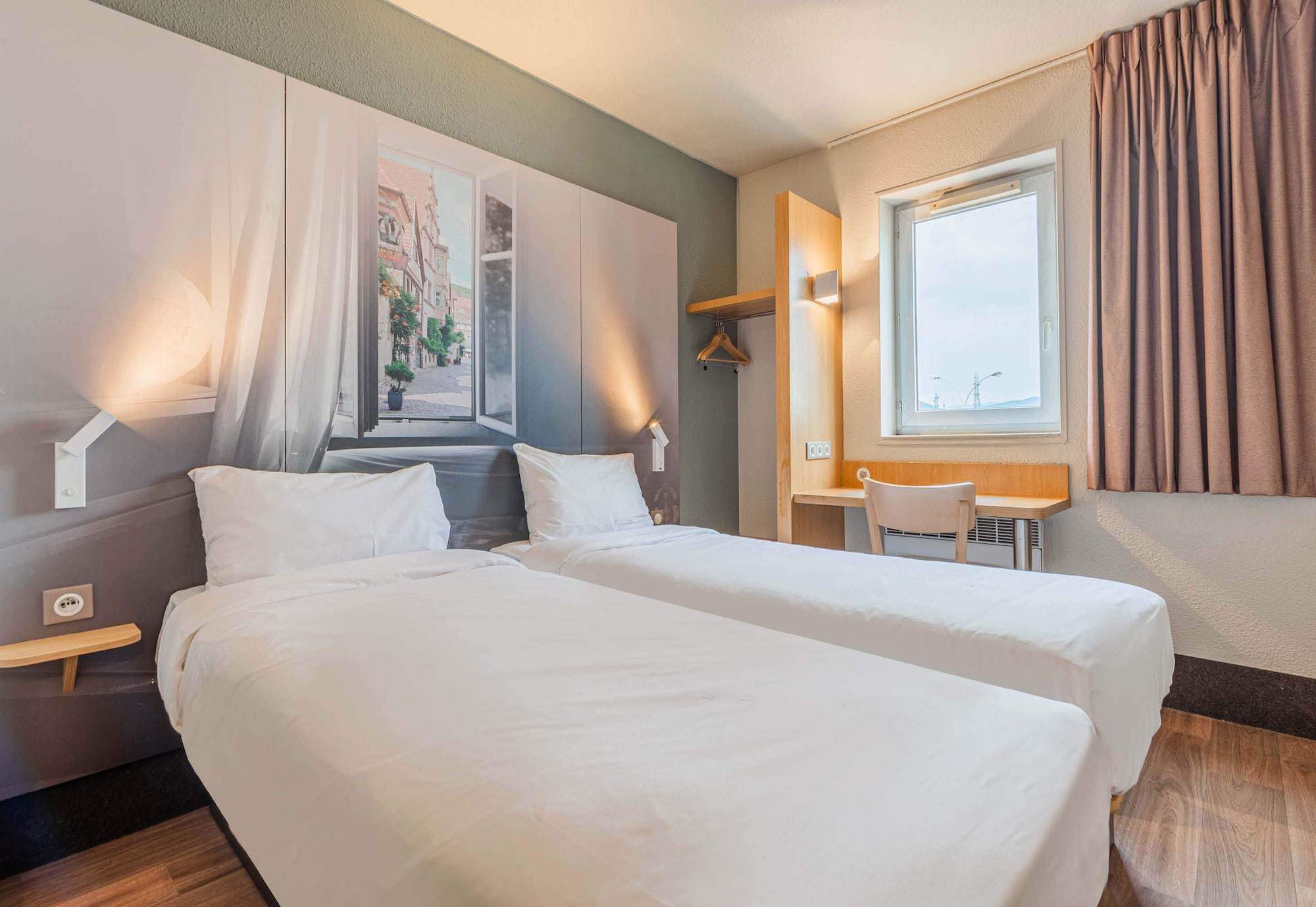 ROOM, TWIN BEDS