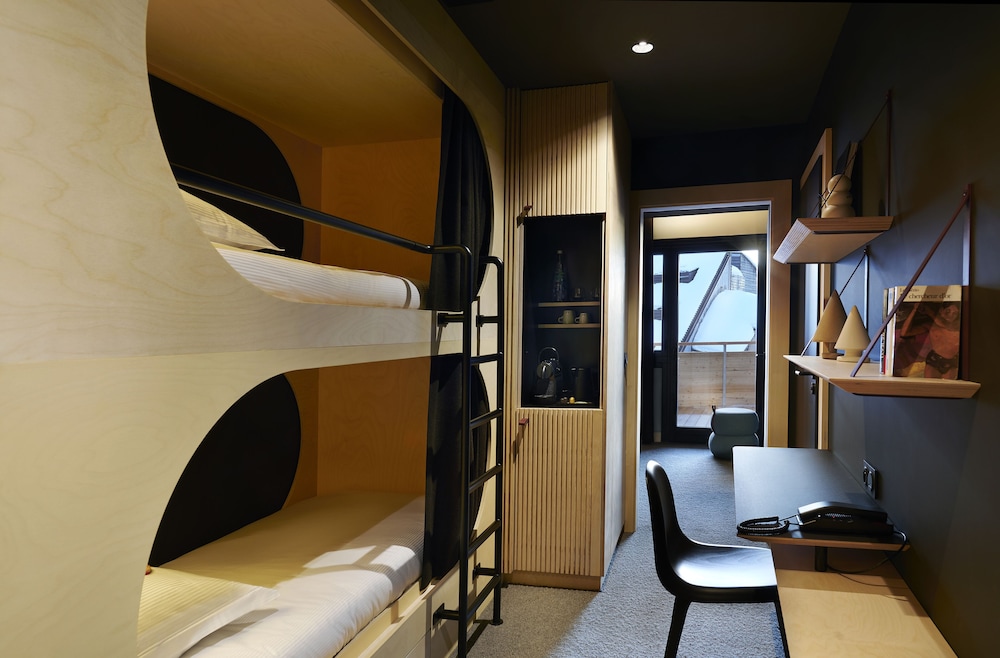 Hotel Mil8 12/45