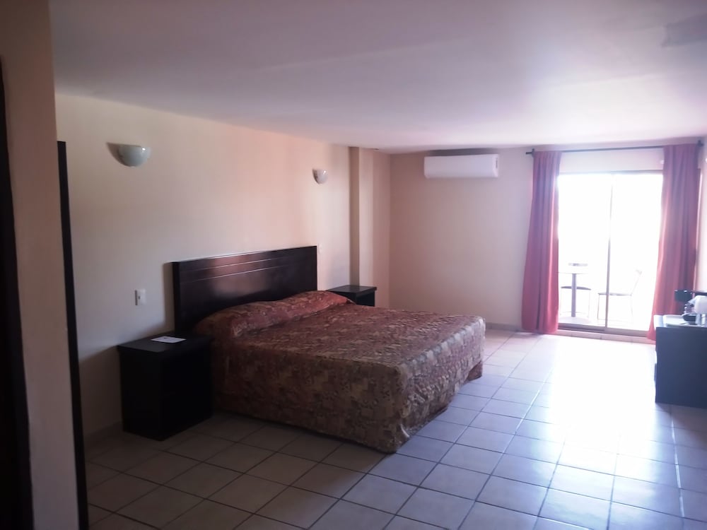 Los Jitos Hotel & Suites 21/56