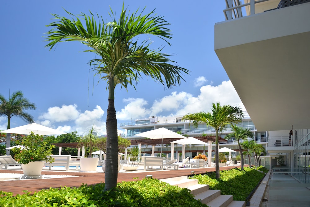 Magia Beachside Condo 40/47