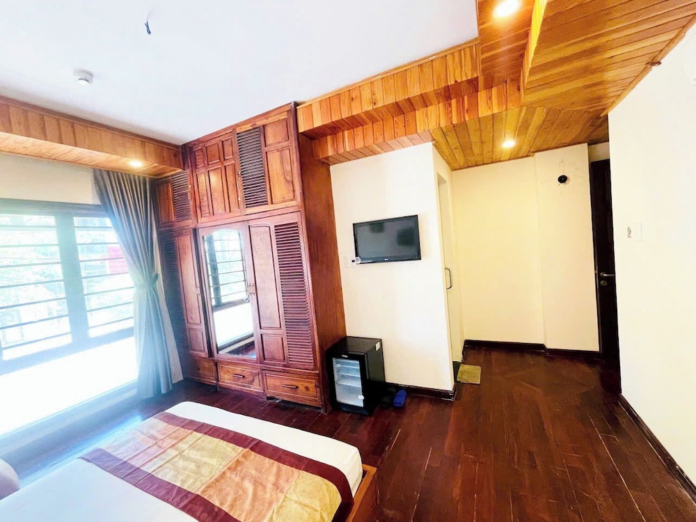 Sunshine Beach Hotel 24/50