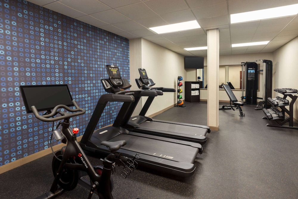 La Quinta Inn and Suites by Wyndham Lake George 15/50