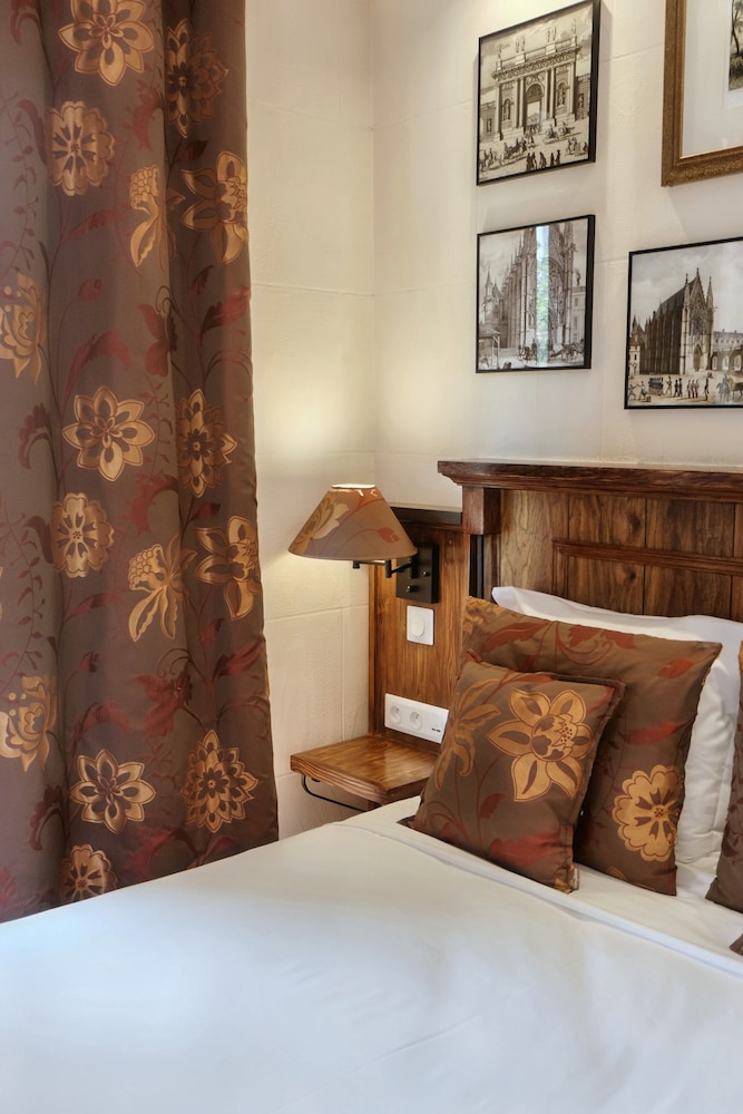 HOTEL DU CHATEAU 37/53